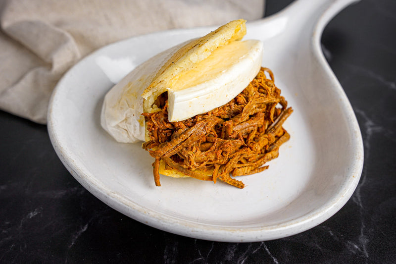 Arepa con carne mechada y queso