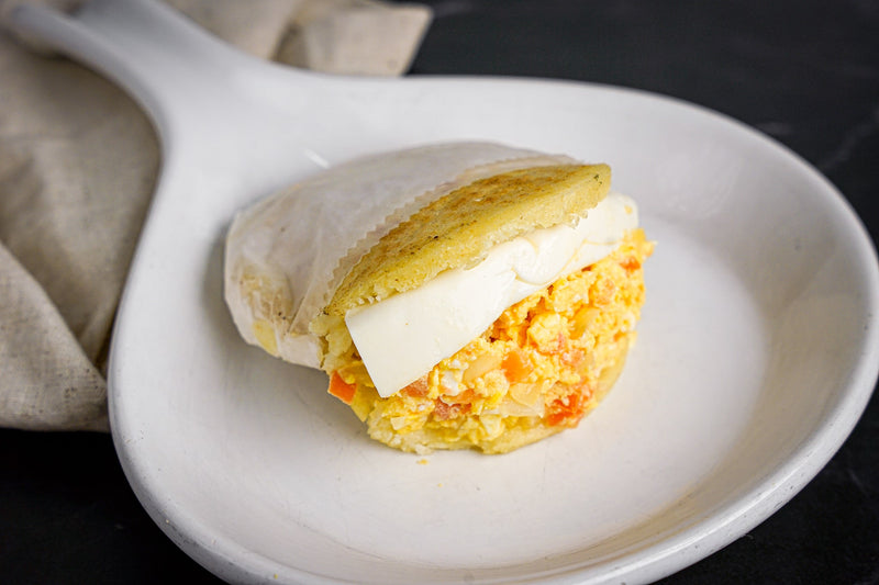 Arepa con huevo y queso
