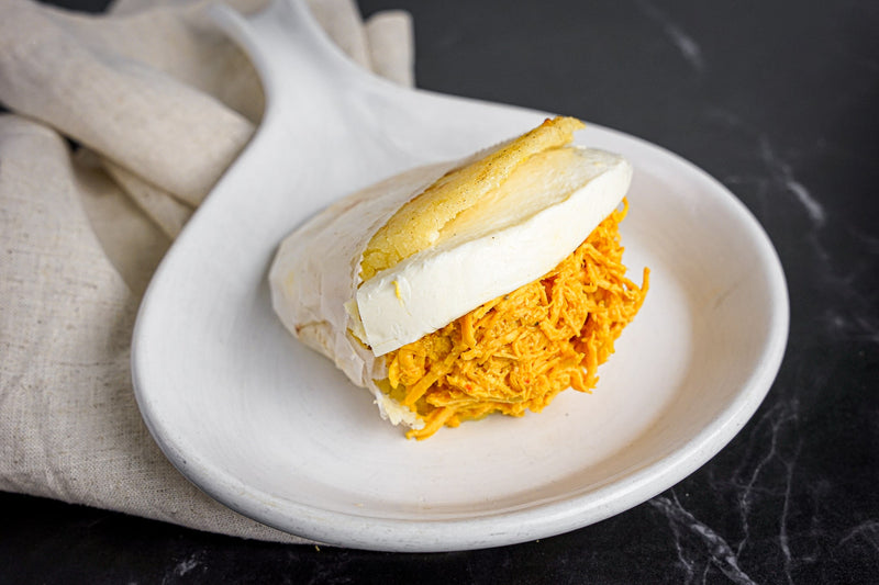 Arepa con pollo mechado y queso