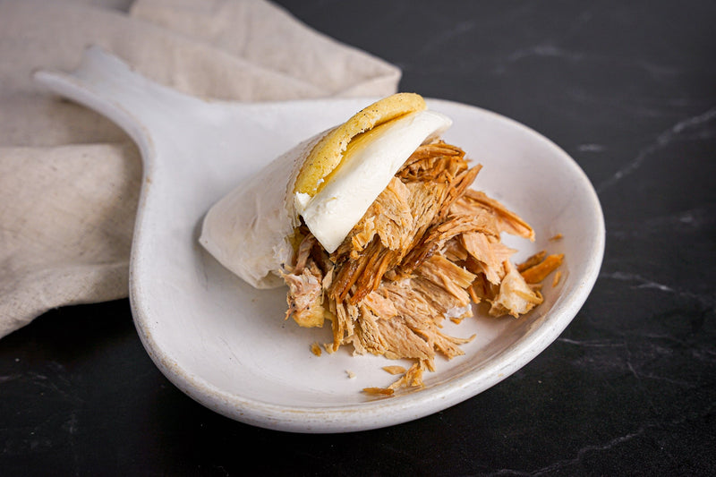 Arepa con pernil y queso