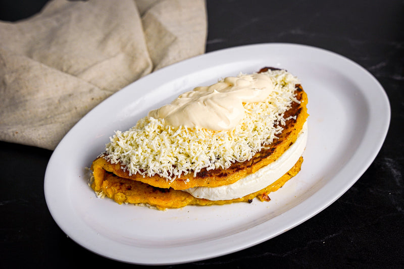 Cachapa con queso de mano, nata y queso rallado